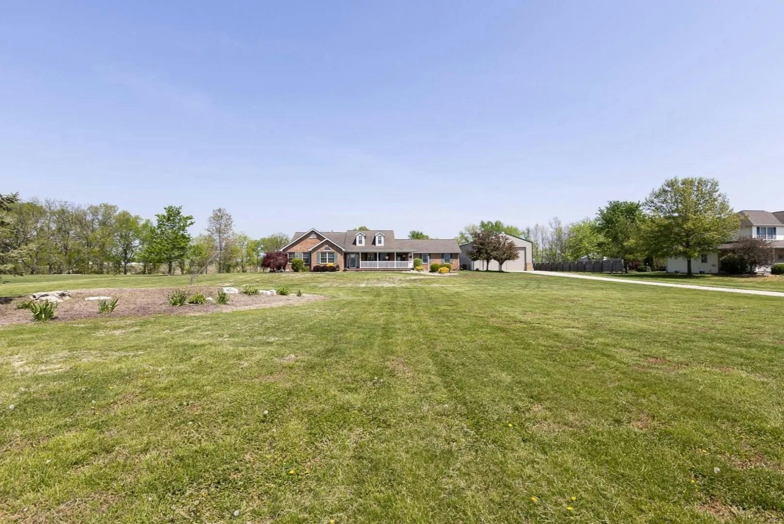 Large grassy front yard Private Backyard for Rent in Freeburg Swimply